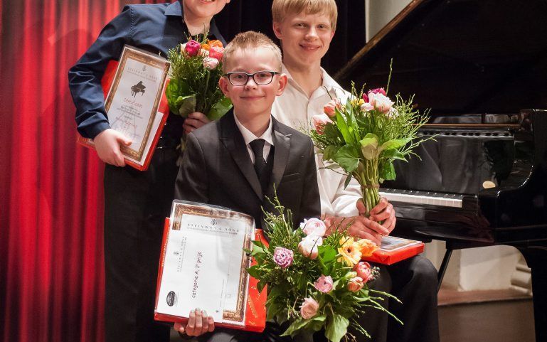 De drie winnaars (v.l.n.r.): Radu Ratering, Evander Eijsink en Nathan Schaumann. Beeld Anne Meyer