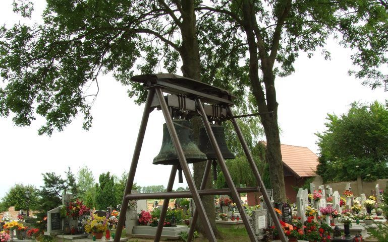 „Het gebruik van het luiden van klokken bleef bewaard tijdens en na de Reformatie, al probeerde men wel om het bijgelovig verstaan ervan te dempen.” Foto: klokken op een Poolse begraafplaats. Foto Aktron, Wikimedia