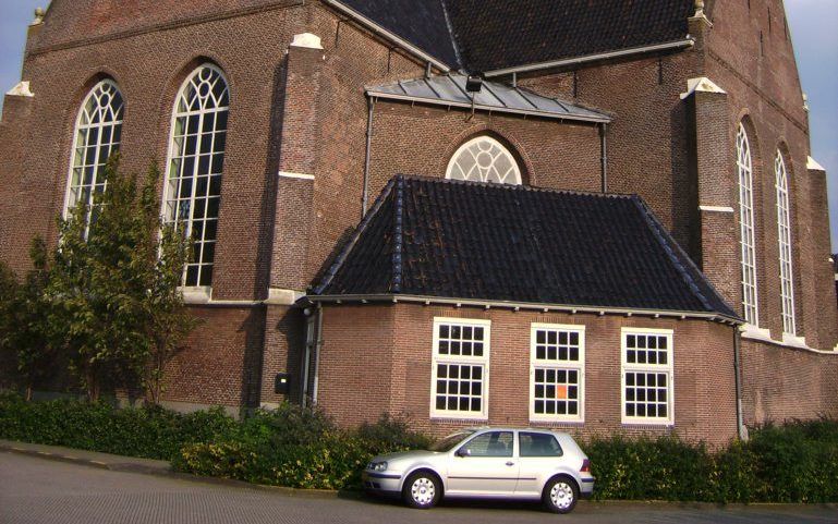 De kerk in Coevorden waarvan drie van de vier wijzerplaten een andere tijd aangeven. Foto Michiel Verbeek, Wikimedia