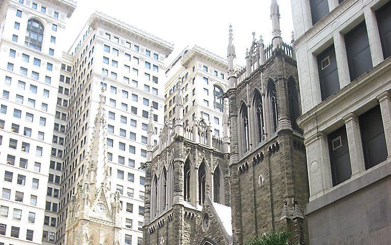 Op de voorgrond de First Presbyterian Church van Pittsburgh (Pennsylvania). Foto Nyttend, Wikimedia