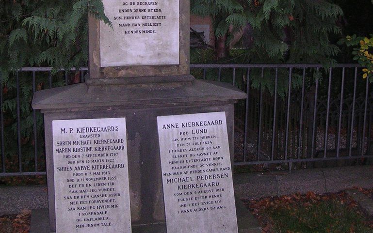 Het graf van Kierkegaard en leden van zijn familie, onder anderen zijn ouders, in Kopenhagen. Foto RD