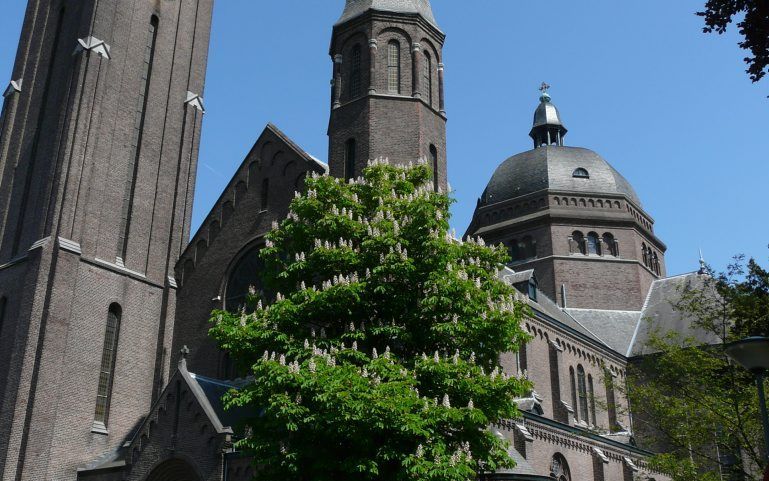 De kerk Onze Lieve Vrouwe ten Hemelopneming in Helmond wordt een theater. Foto G. Lanting, Wikimedia