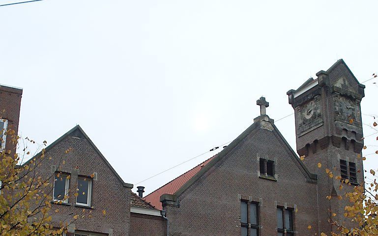 Het oud-katholieke kerkgebouw in Amsterdam (rechts op de foto) is achterliggende maanden opgeknapt. Zondag komt de parochie er weer samen. Beeld Marcel Mulder, Wikimedia