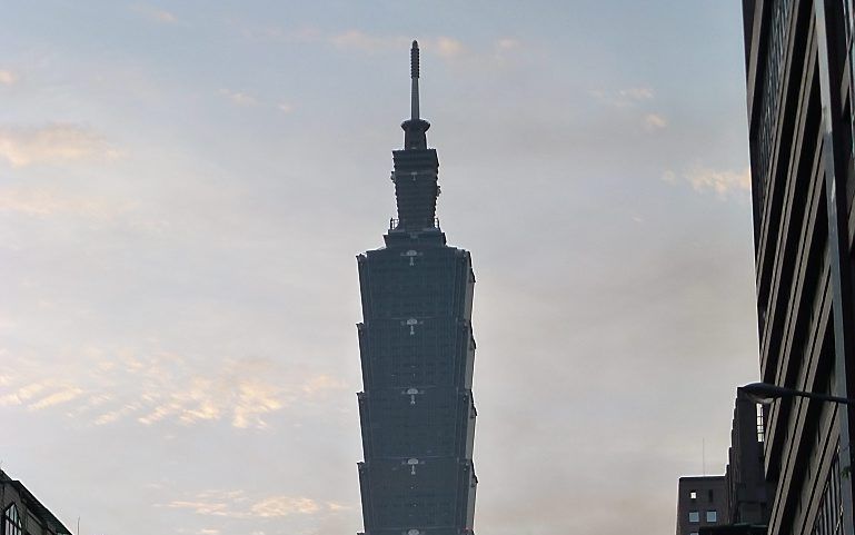 Het Taipei 101-gebouw, met nu nog de snelste lift. Foto EPA