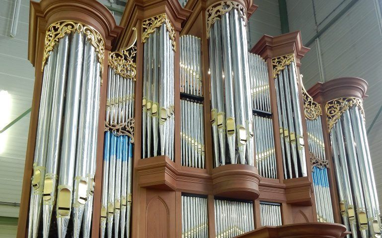 Het orgel voor de hhg in Ouderkerk aan den IJssel in de montagehal in Dordrecht. beeld Van den Heuvel