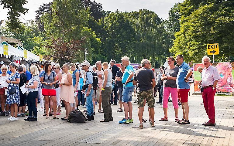 Deelnemers van de Vierdaagse arriveren in Nijmegen voor het afhalen voor hun startkaarten. beeld ANP