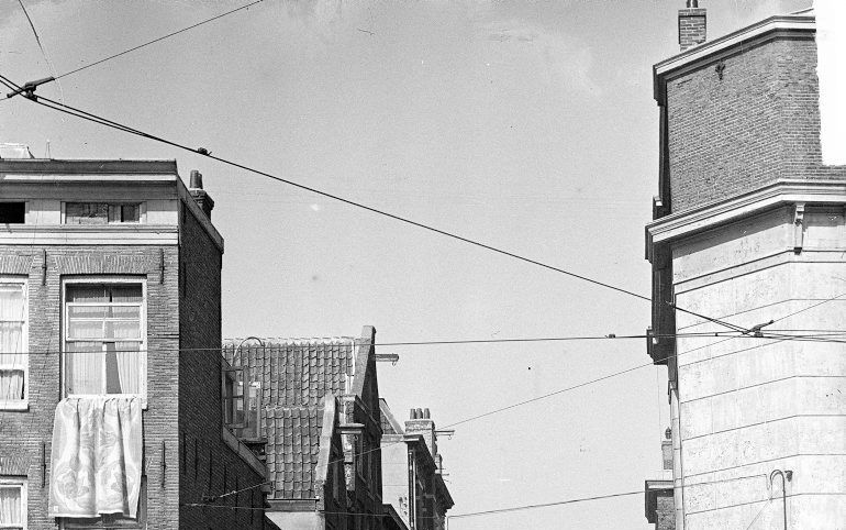 De Lazarussteeg, gezien vanaf het Waterlooplein. Amsterdam, augustus 1947. Foto ANP