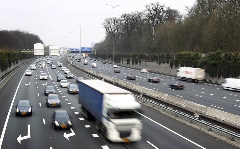 De betonnen bak met de A27 erin ter hoogte van natuurgebied Amelisweerd. Minister Schultz en de Tweede Kamer hebben besloten die te verbreden, maar de linkse partijen in de provincie Utrecht verzetten zich er in de huidige verkiezingstijd heftig tegen. be