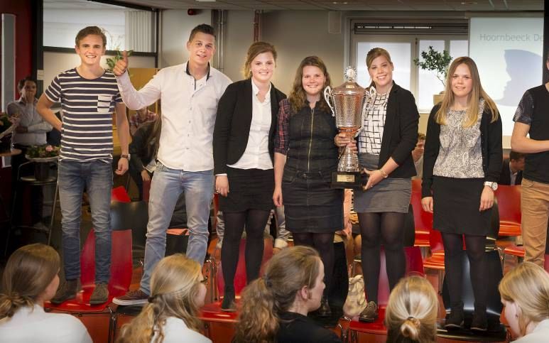 Moet het Hoornbeeck College het schooluniform invoeren? Studenten van de locatie Apeldoorn kwamen gisteren met de beste tegenargumenten voor een dergelijke maatregel op de proppen. Daarmee wonnen ze de finale van de eerste Hoornbeeck Debat Challenge. beel