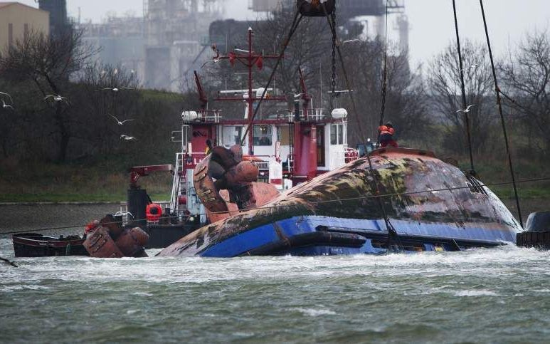 De omgeslagen sleepboot. Foto ANP