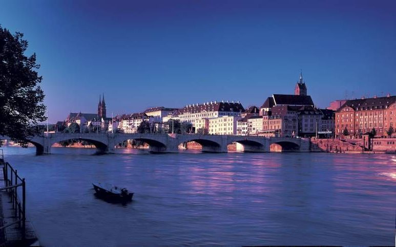 De Zwitserse stad Basel, aan de Rijn. Op de achtergrond de Münsterkerk, waar dr. Franz Christ tot zijn emeritaat in 2009 predikant was. Foto Basel Tourismus