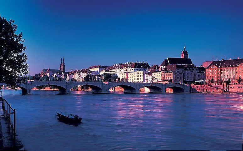 De Zwitserse stad Basel, aan de Rijn. Op de achtergrond de Münsterkerk. Beeld Basel Tourismus