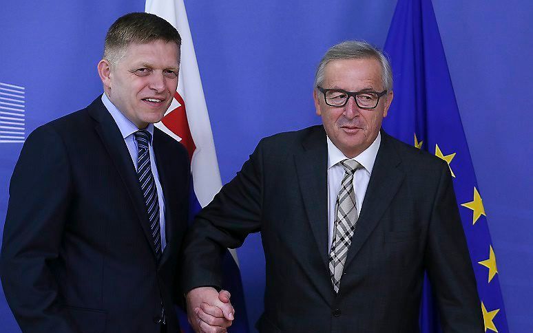 De Slovaakse president Robert Fico (links) met Jean-Claude Juncker. beeld EPA