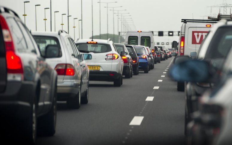 De avondspits van vrijdag wordt zeer druk, verwacht de ANWB. De scholen in de regio Noord en in Brabant beginnen met de herfstvakantie. Dat betekent extra verkeer op de weg. Foto ANP