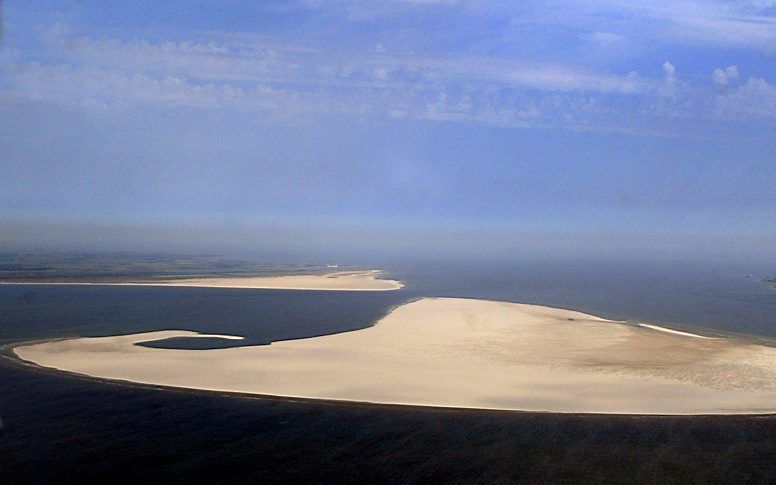 De zandplaat De Razende Bol, tussen Texel (links) en Den Helder (rechts). Foto ANP