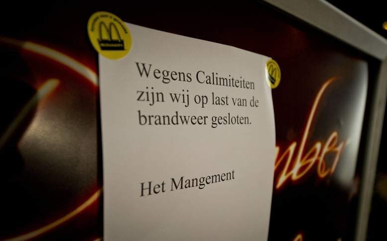 De McDrive van fastfoodketen McDonalds langs de A16 bij Dordrecht is woensdag gesloten in verband met de grote brand in Moerdijk. Foto ANP