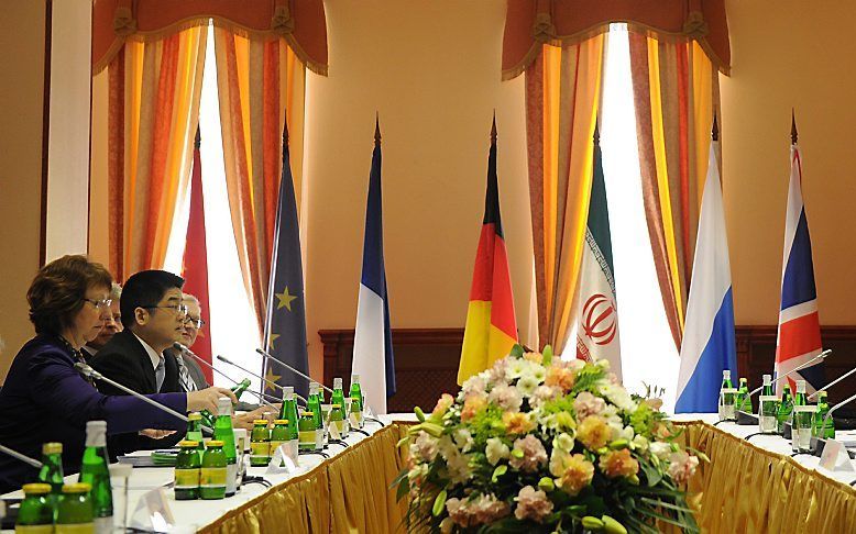 Gesprekken over het nucleaire programma van Iran in Moskou. Uiterst links op de foto Catherine Ashton (EU), rechts de Iraanse onderhandelaar Saeed Jalili. Foto EPA