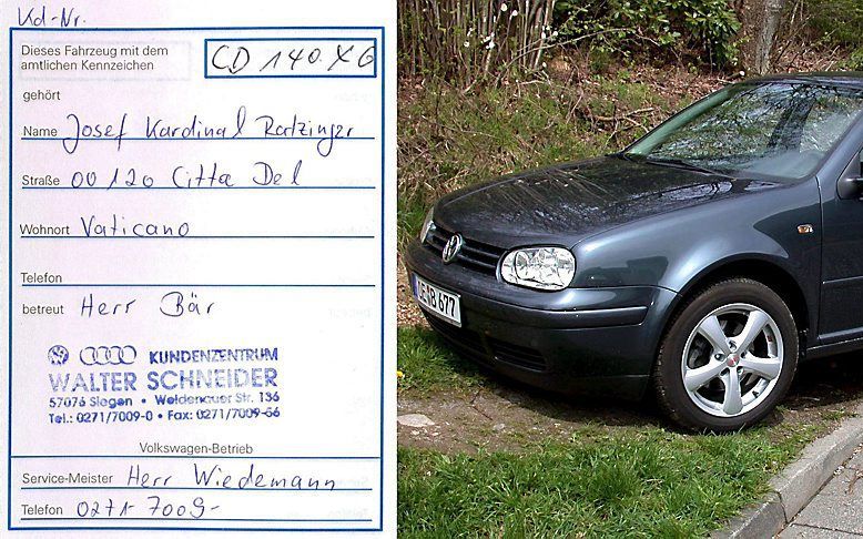 De Volkswagen Golf, die vroeger in bezit was van kardinaal Joseph Ratzinger, de huidige paus Benedictus XVI, staat te koop. Foto: de auto in 2005. Foto EPA