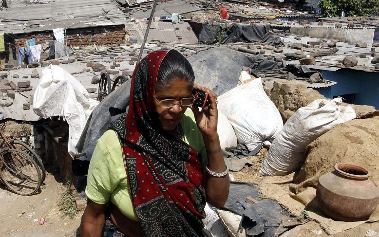 Vrouw in een sloppenwijk in de Indiase stad Bhopal. Foto EPA