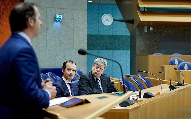 Staatssecretaris van Financiën Eric Wiebes (L) en minister van Veiligheid en Justie Ivo Opstelten tijdens het debat in de Tweede Kamer over de deal die staatssecretaris van Veiligheid en Justitie Fred Teeven in 2000 heeft gesloten met een crimineel. Teeve