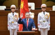 To Lam (midden) tijdens zijn beëdiging als president woensdag in Vietnam. beeld EPA, Nghia Duc