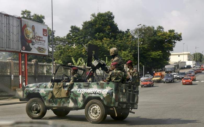 Legertroepen op patrouille in Abidjan. Foto EPA