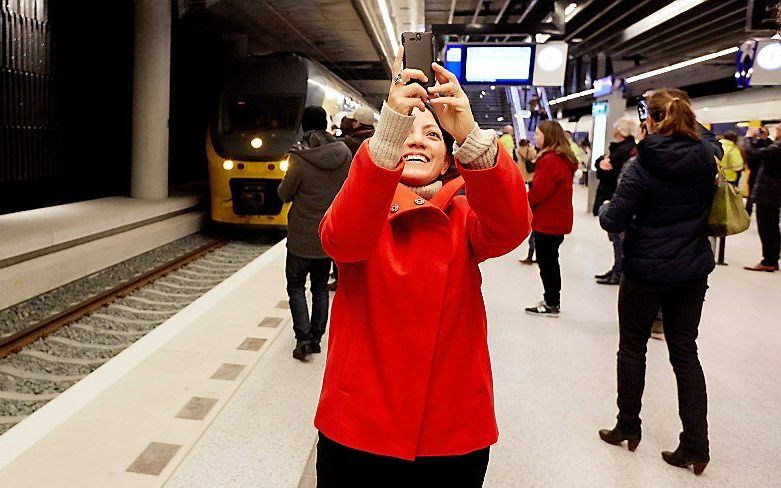 Delftenaren zien in alle vroegte de eerste trein in het nieuwe station van Delft aankomen. Een van de oudste spoorlijnen van het land is in Delft ondergronds gegaan. beeld ANP