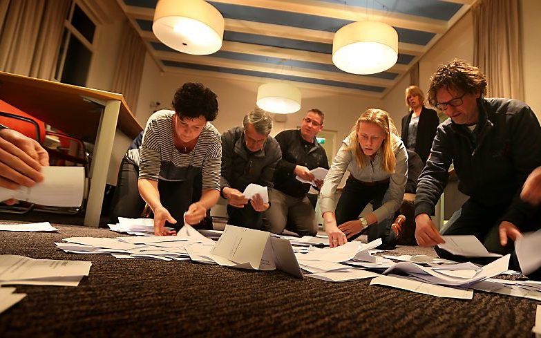 De gemeente Schiermonnikoog telt de stemmen die zijn uitgebracht in het referendum over het associatieverdrag tussen EU en Oekraine. beeld ANP