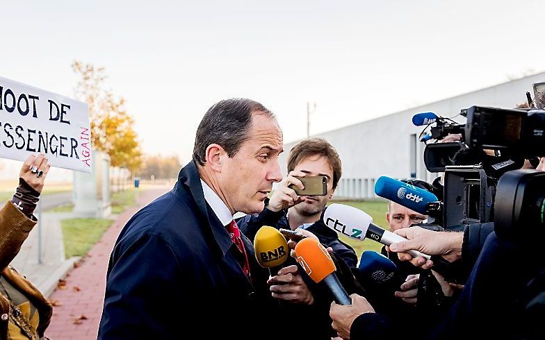 Advocaat Gert Jan Knoops staat de pers te woord bij de rechtbank op Schiphol voorafgaand aan de zaak Wilders. beeld ANP