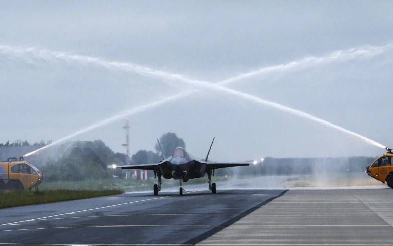 De eerste Nederlandse JSF's zijn maandagavond geland op Vliegbasis Leeuwarden. beeld ANP