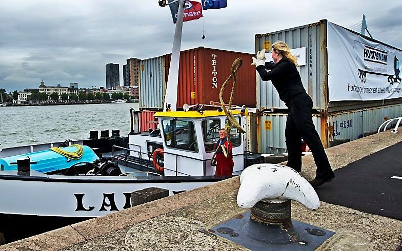 Minister Schultz van Haegen (Infrastructuur) gooit donderdag in Rotterdam de trossen los van een binnenvaartschip. De minister was aanwezig presentatie van The Blue Road, het overkoepelende merk voor de binnenvaartsector. Foto ANP