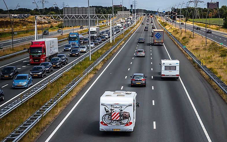 Vermoeid achter het stuur kruipen is haast even gevaarlijk als rijden onder invloed. beeld ANP