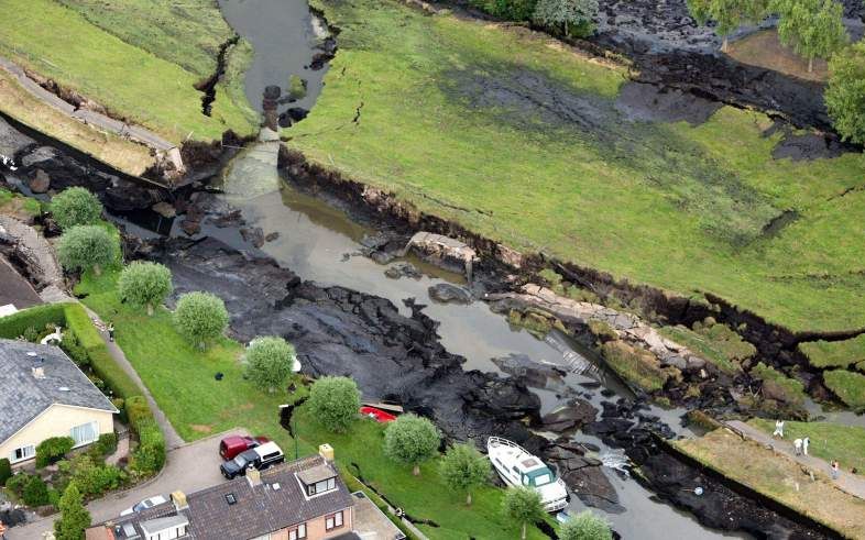 Het waterschap Amstel Gooi en Vechtstreek hoeft voorlopig niet op te draaien voor de kosten van een dijkdoorbraak in Wilnis in 2003.