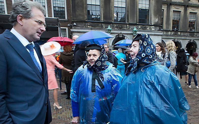 SGP-Kamerlid Bisschop in gesprek met publiek op het Binnenhof. beeld RD, Henk Visscher