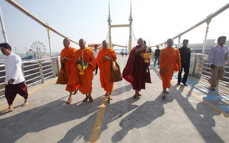 Cambodjaanse monniken 'zegenen' de voetgangersbrug waar vorige maand 353 mensen het leven lieten toen massale paniek uitbrak. Foto EPA