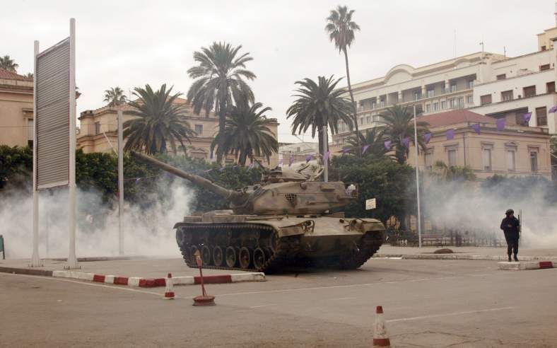 TUNIS – Het Tunesische leger was dinsdag met tanks in de hoofdstad Tunis aanwezig om in te kunnen grijpen als demonstraties tegen de regering uit de hand zouden lopen. Ook dinsdag gingen weer duizenden Tunesiërs de straat op om tegen het nieuwe kabinet te