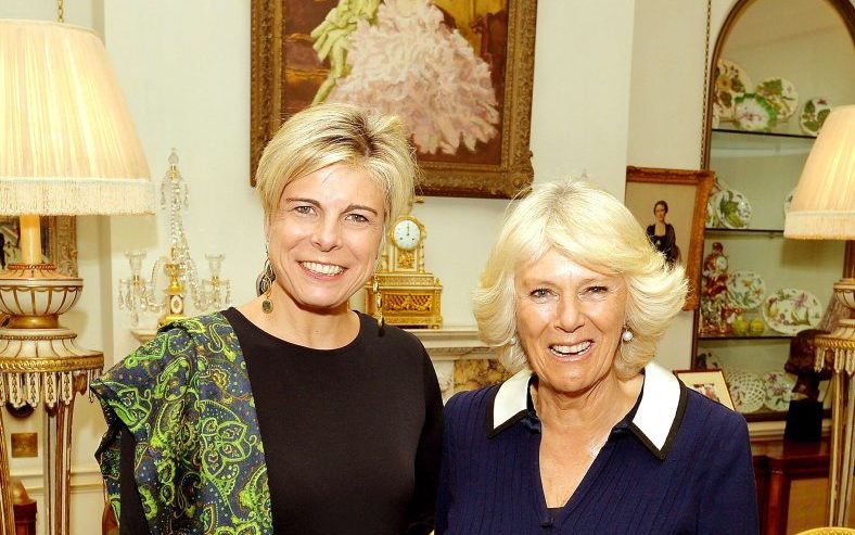 Prinses Laurentien bracht in oktober 2013 een privébezoek aan de Britse hertogin Camilla. De echtgenote van prins Charles zet zich eveneens in voor laaggeletterden. beeld AFP