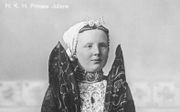 Prinses Juliana in het kostuum van Axel, tijdens een bezoek aan Zeeuws-Vlaanderen in 1918. beeld ANP, Beneluxpress
