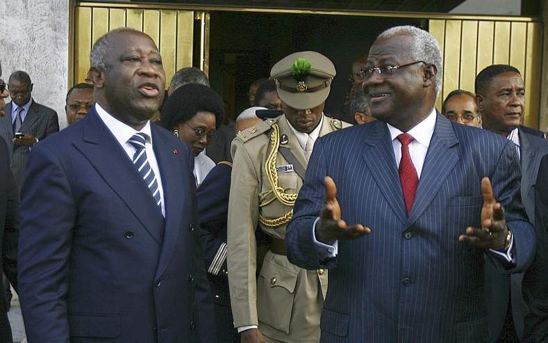 De president van Sierra Leone Ernest Bai Koroma (rechts) en zijn Ivoriaanse collega Laurent Gbagbo na de onderhandelingen dinsdag. Foto EPA