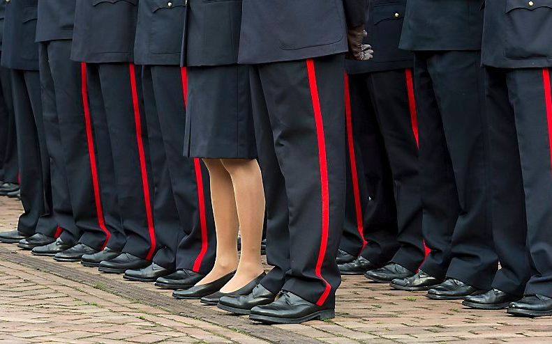 Commandant der strijdkrachten generaal Tom Middendorp reikte vrijdag in de Van Braam Houckgeestkazerne in Doorn de herinneringsmedaille vredesoperaties uit aan 98 militairen voor hun bijdrage aan de VN-missie in Mali. beeld ANP