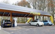 Een automobilist laadt zijn elektrische auto bij een van de snellaadstations in Nederland. beeld ANP, Lex van Lieshout