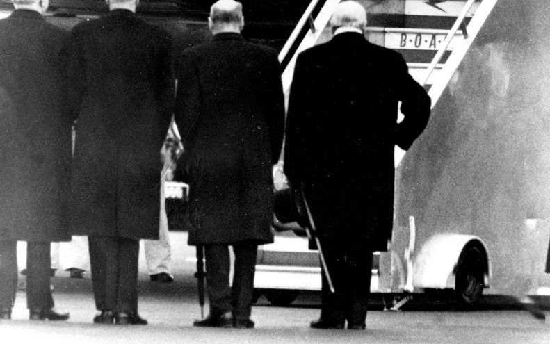 Elizabeth keert in februari 1952 als koningin terug uit Kenia, waar zij verblijft als haar vader plotseling overlijdt. Onder aan de vliegtuigtrap wacht onder anderen minister-president Churchill (r.) haar op. Foto Royalty/Topham Picturepoint