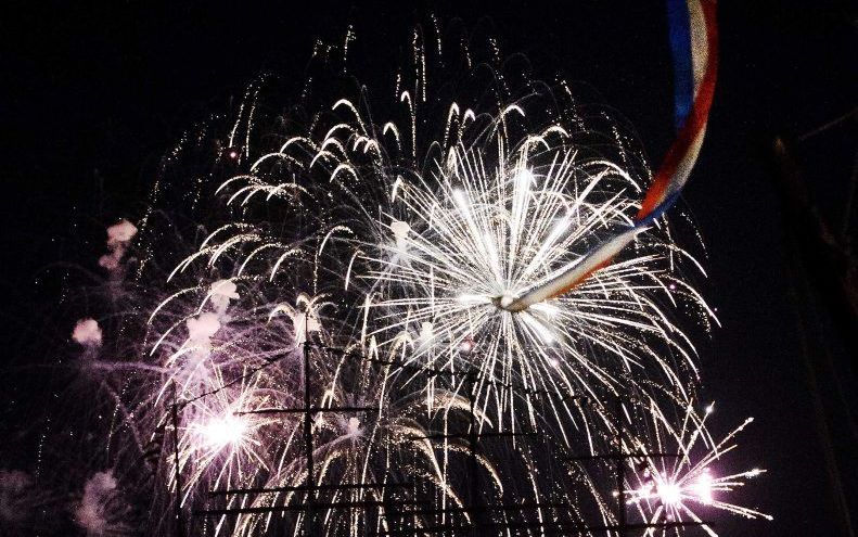 Met een vuurwerkshow werd woensdagavond de eerste dag van SAIL Amsterdam afgesloten. beeld ANP