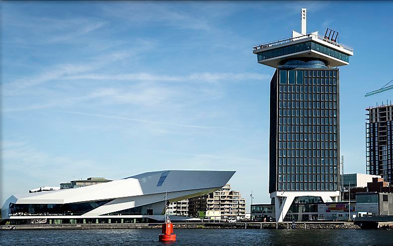 De woontoren B'mine achter de A'DAM toren op de noordelijke IJ-oever in Amsterdam. Het aantal inwoners van Nederland blijkt volgens het CBS vooral te groeien vanwege migratie. beeld ANP