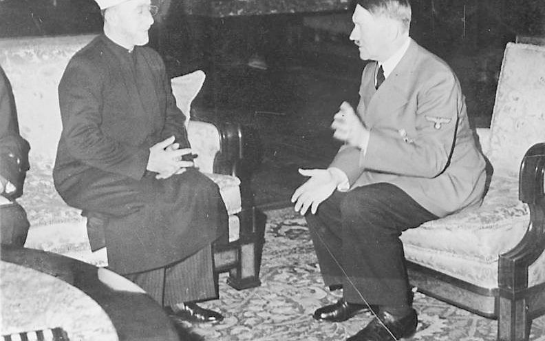 Grootmoefti Haj Amin al-Husseini (l.) in gesprek met Hitler. beeld Wikimedia / Bundesarchiv