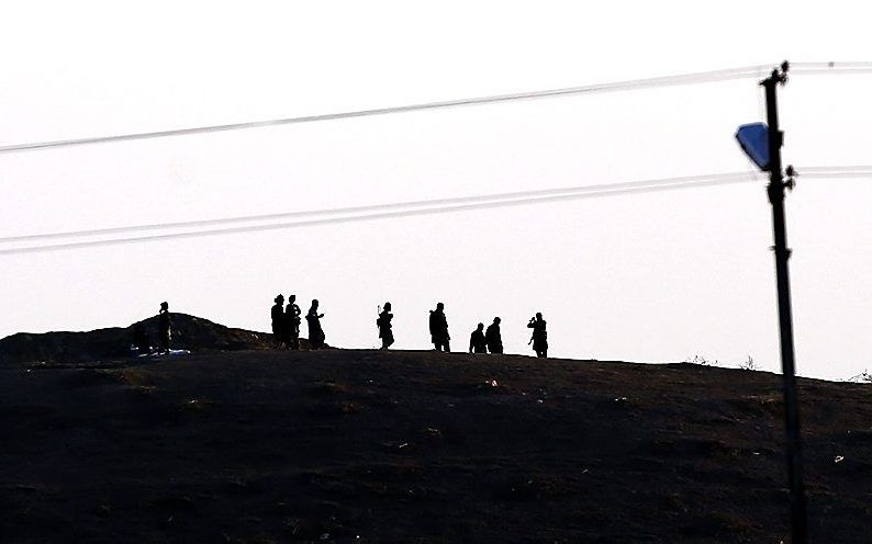 Strijders van IS op een berg in de buurt van Kobani. Beeld EPA