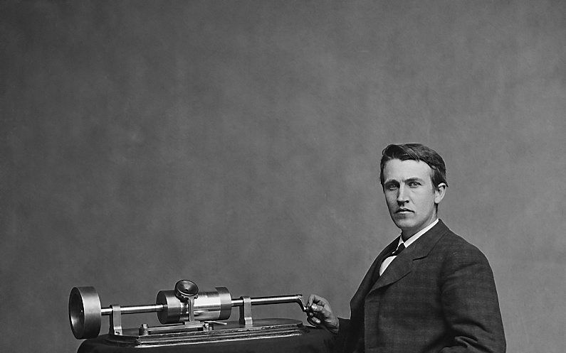 Thomas Edison met zijn fonograaf. Foto Wikimedia