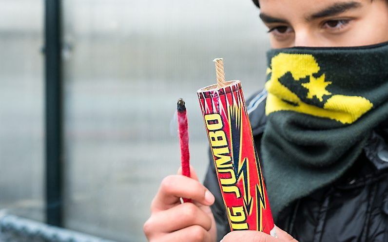 Een jongen steekt vuurwerk af op straat. beeld ANP