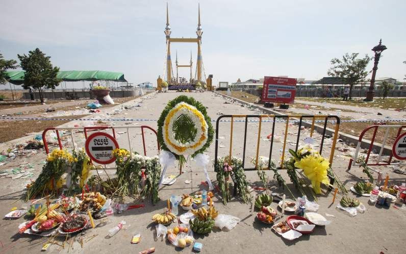 Bloemen bij de brug waar honderden de dood vonden. Foto EPA