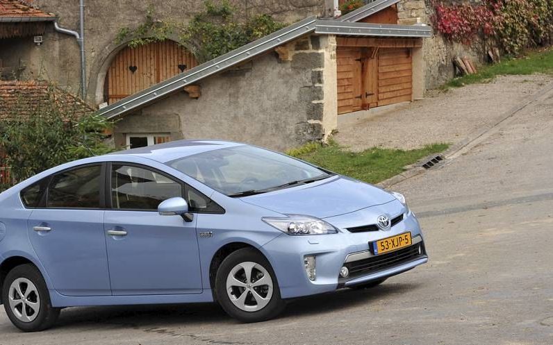 Een Prius waarvan er al tienduizenden rondrijden, maar dan met een extra ‘tankklepje’ dat de aanwezigheid van een lithium-ionbatterij verraadt.  Foto Tony Vos